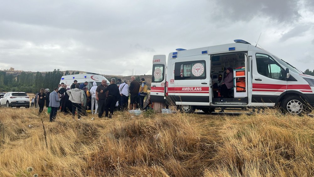 Sivas'ta düğüne gidenleri taşıyan midibüs devrildi: 27 yaralı