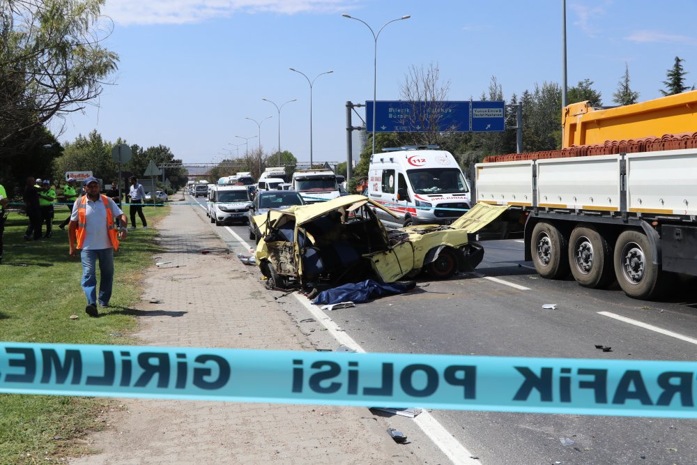 Eskişehir'de otomobil, ikiye bölündü; 1 ölü, 3 yaralı