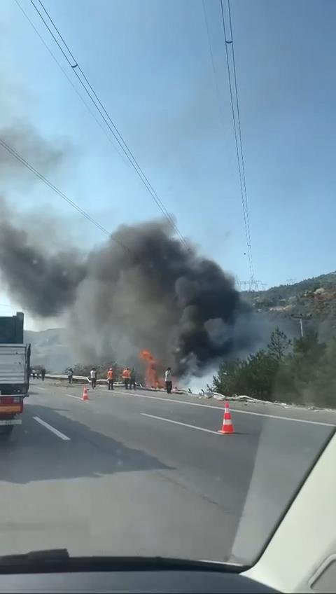 Kontrolden çıkan TIR şarampole yuvarlanıp alev aldı, sürücü yaralı kurtuldu