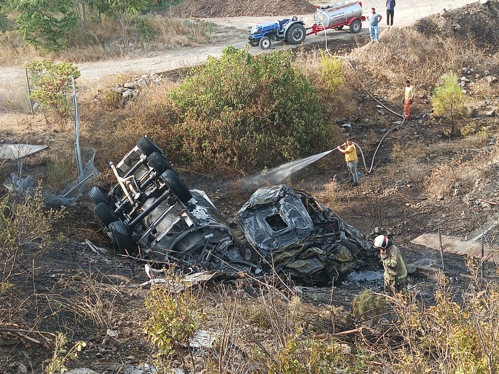 Kontrolden çıkan TIR şarampole yuvarlanıp alev aldı, sürücü yaralı kurtuldu