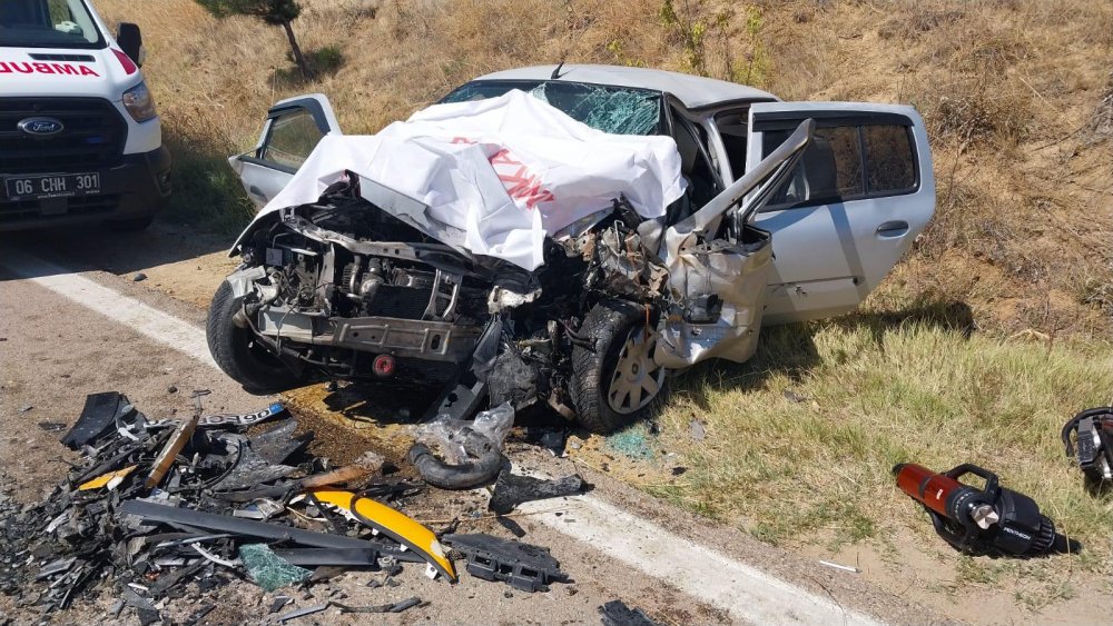 Otomobiller kafa kafaya çarpıştı: 2 kardeş öldü, 2 ağır yaralı