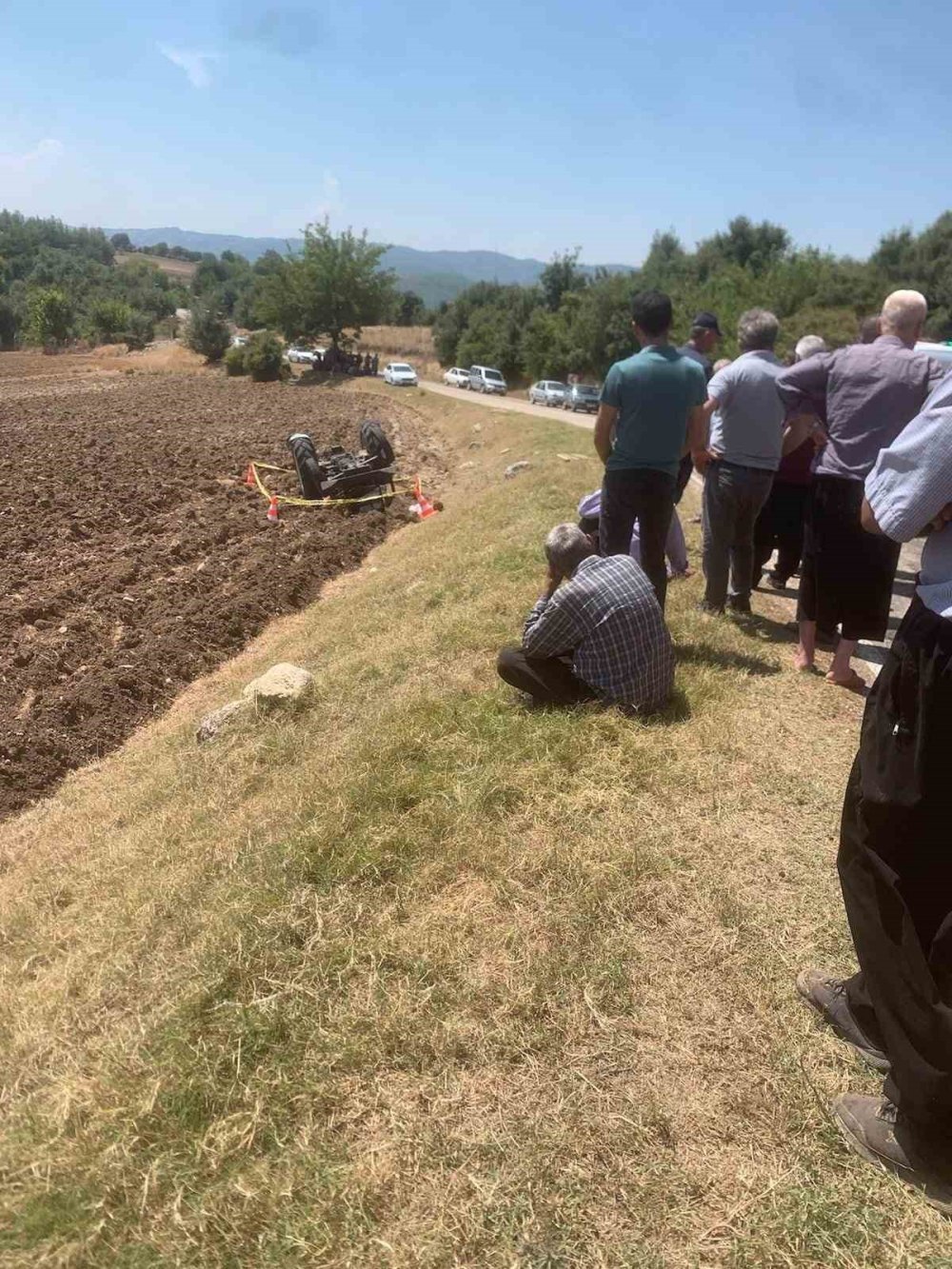 Traktörün altında kalan çiftçi hayatını kaybetti