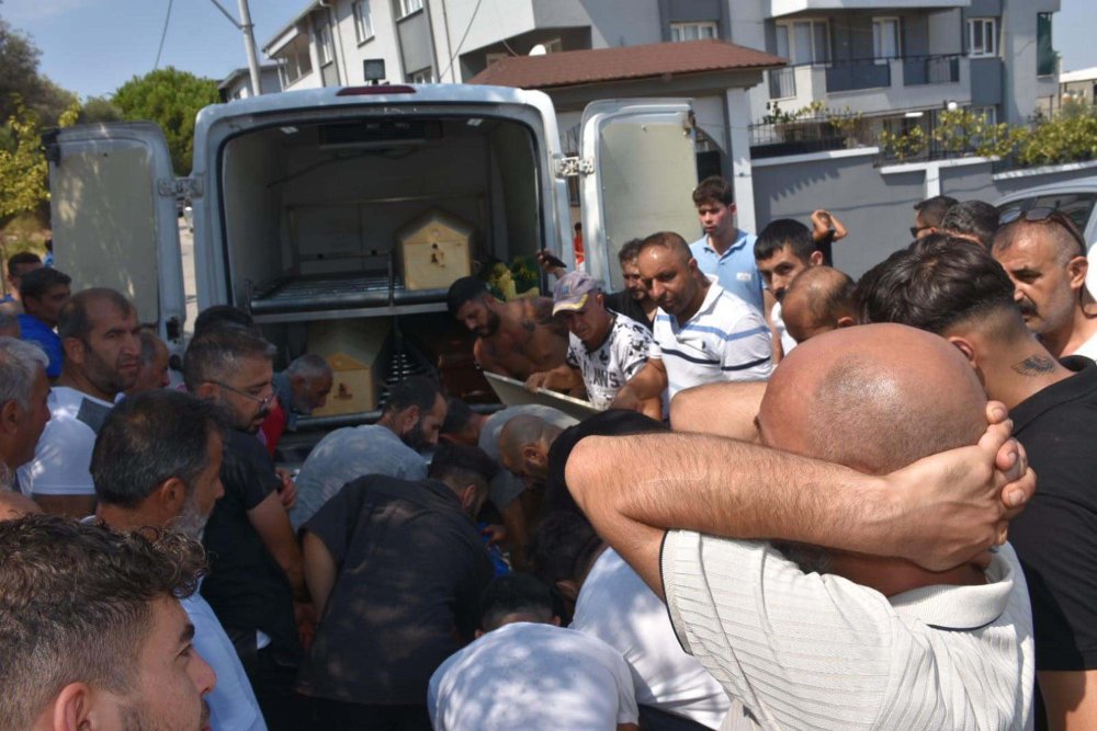 İzmir'de 3 çocuğunu öldürüp, 1'ini de yaraladıktan sonra intihara kalkışan baba öldü