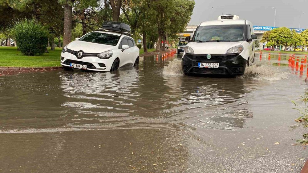 Konya’da aniden bastıran sağanak etkili oldu