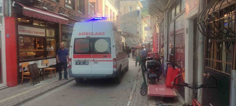 Kavga sırasında kırılan cam sokaktan geçen engelli gencin üzerine düştü