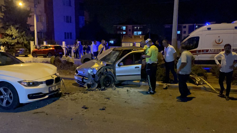 Ters yöne giren otomobilin karşıdan gelen otomobille çarpıştığı kaza kamerada; 1 ölü, 5 yaralı