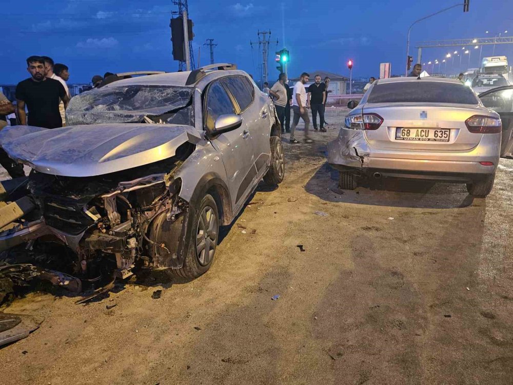 Aksaray-Konya Karayolunda iki otomobil çarpıştı: 4 yaralı