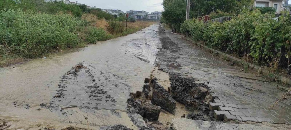 Sağanak yağışta yolda çukur oluştu