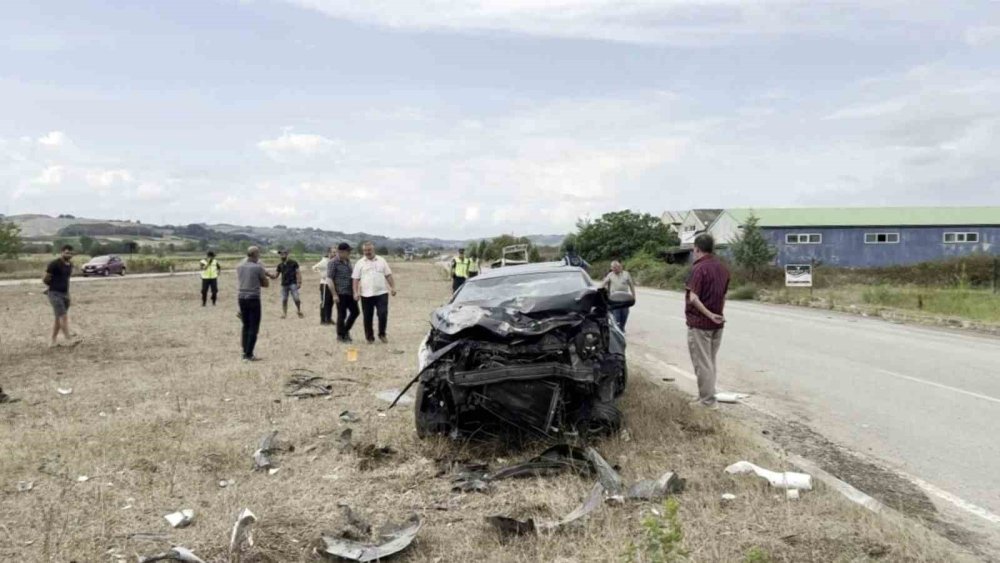 Sakarya’da duble yolda iki otomobil çarpıştı: 1 ölü, 1 yaralı