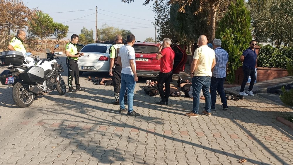 Manisa'da çalıntı otomobilden 2'si bagajda 9 kaçak göçmen çıktı