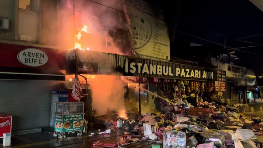 Hediyelik eşya mağazası alev alev yandı: Havai fişekler peş peşe böyle patladı