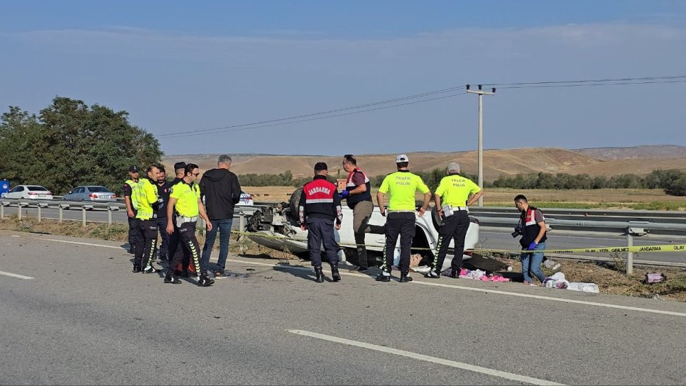 Kontrolden çıkan otomobil devrildi: 2 ölü, 2 yaralı