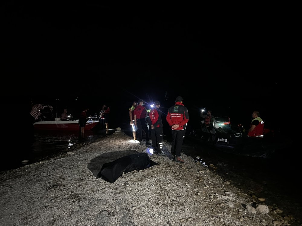 Barajda balık tutmak isteyen 3 arkadaştan 2'si bataklığa saplandı, 1'i boğuldu