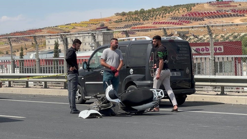 Bariyerlere çarparak savrulan 18 yaşındaki motosikletli hayatını kaybetti