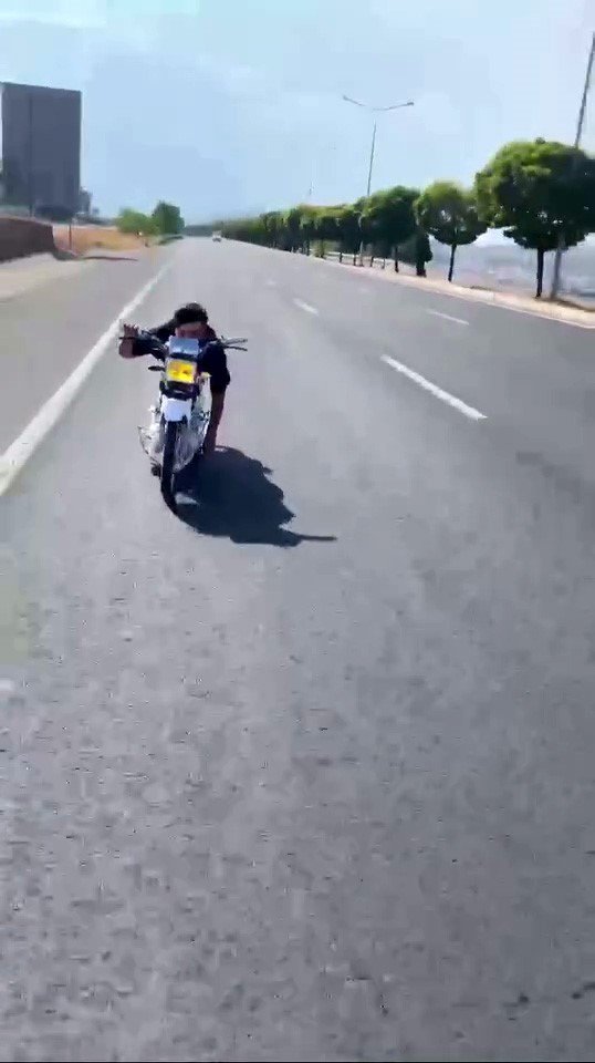 Canını hiçe saydı, motosikleti yatarak sürdü