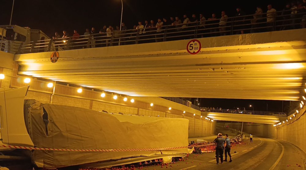 Konya'da TIR, alt geçitte devrildi; şoför öldü