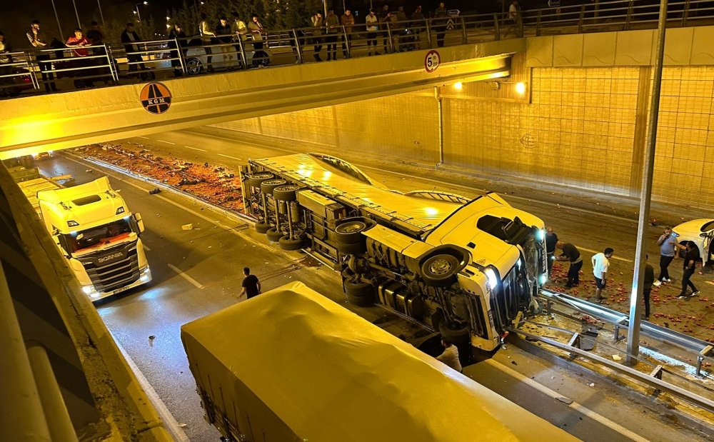 Konya'da TIR, alt geçitte devrildi; şoför öldü