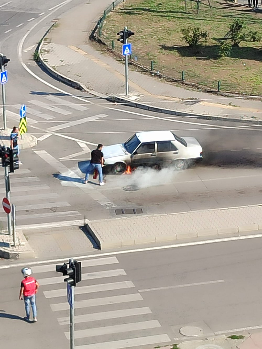 Samsun'da, seyir halindeki otomobil alev aldı