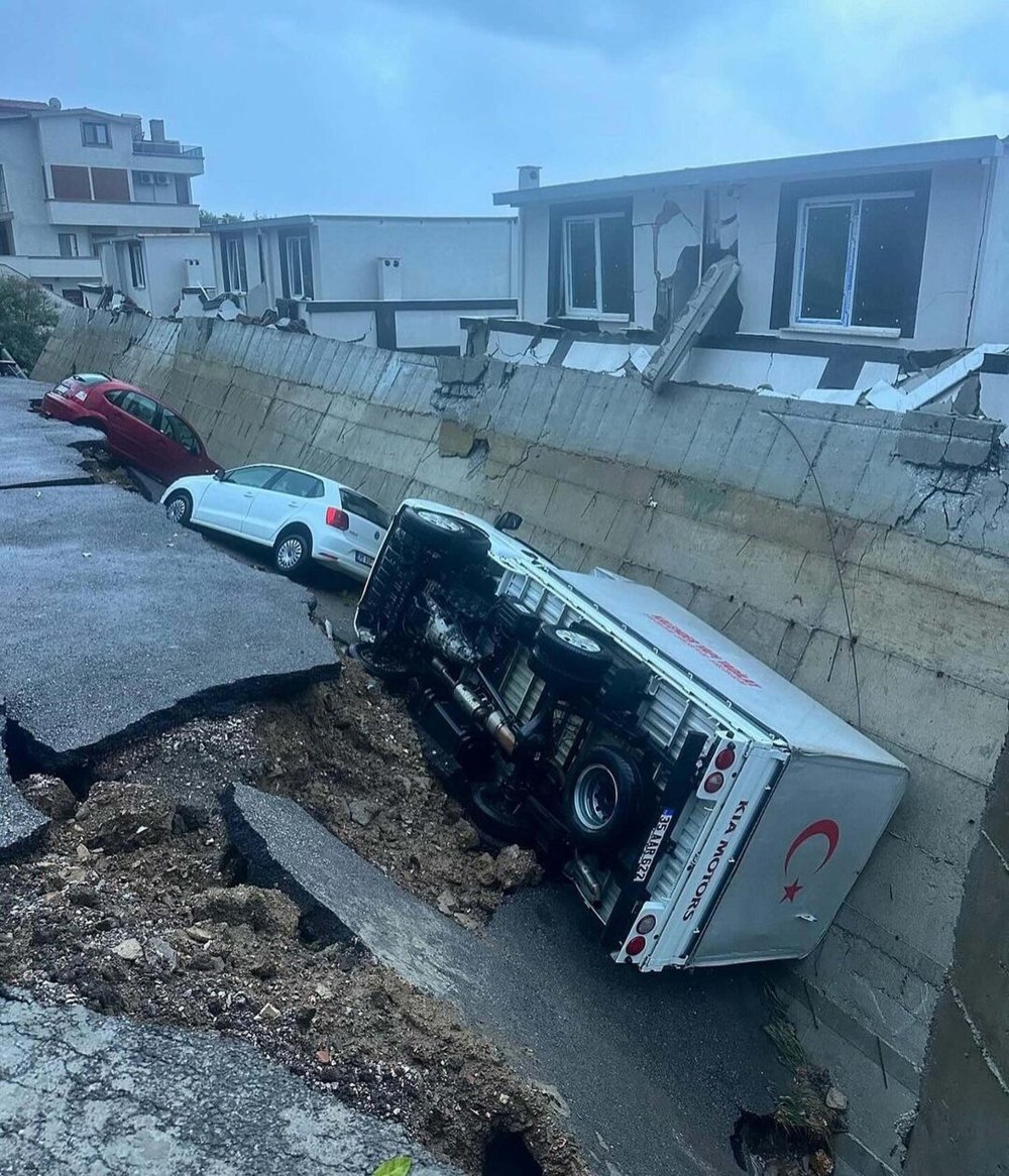 İzmir Menderes'te sağanak sonrası yol çöktü