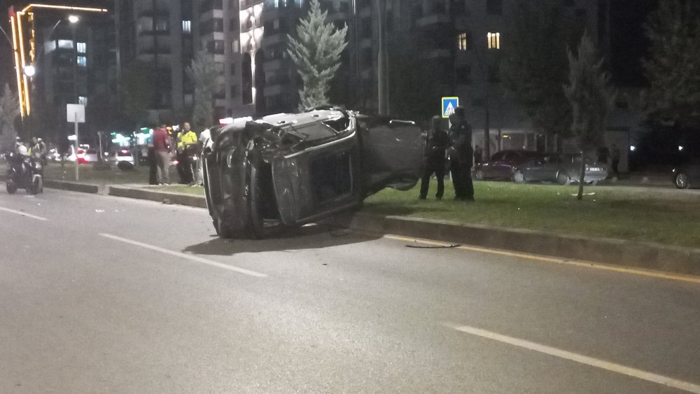 Otomobil, önündeki araca çarpıp takla attı: 1 ölü, 2 yaralı