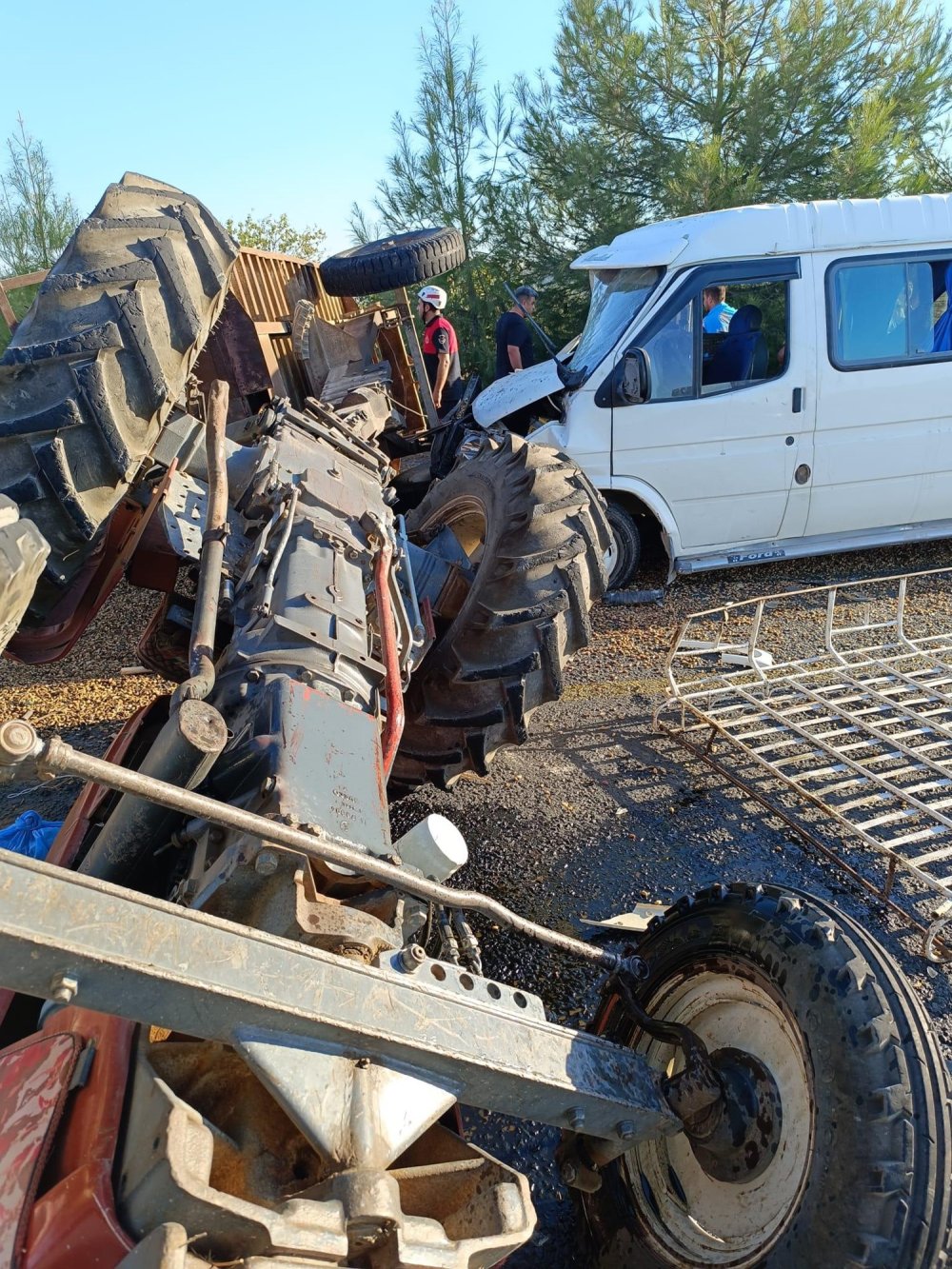 İşçileri taşıyan minibüs, traktöre çarptı; 12 yaralı