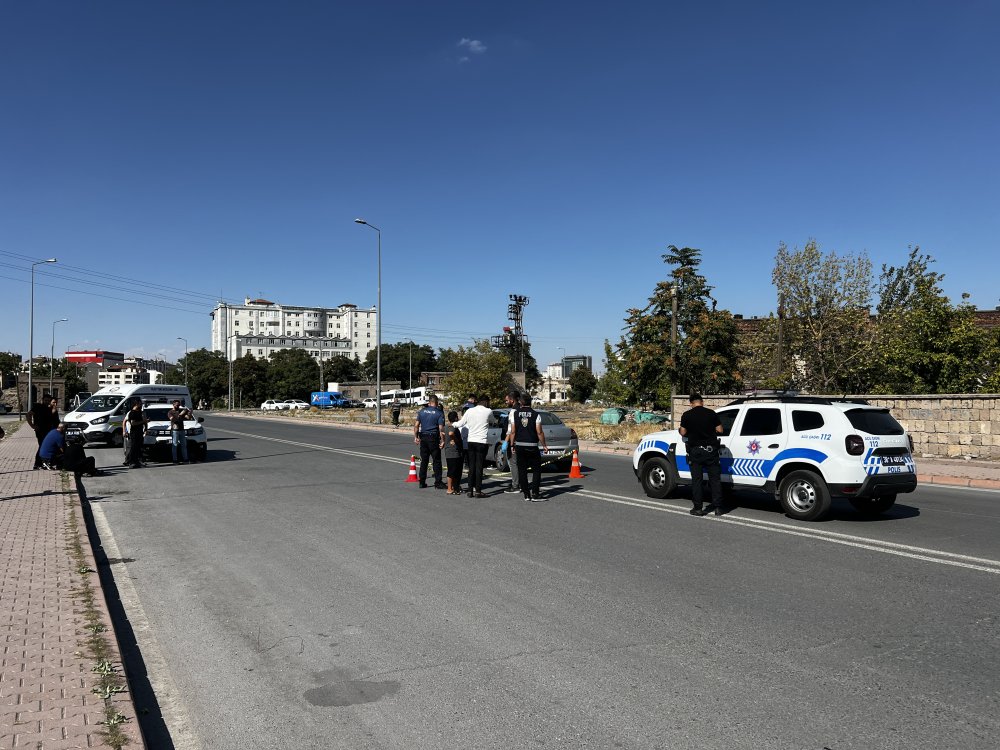 Eski eşini, 8 yaşındaki kızının gözü önünde tabancayla yaraladı