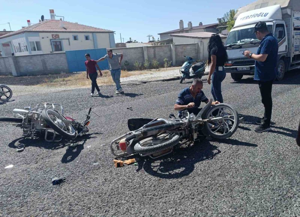 Konya’da iki motosiklet çarpıştı, yaralılar var