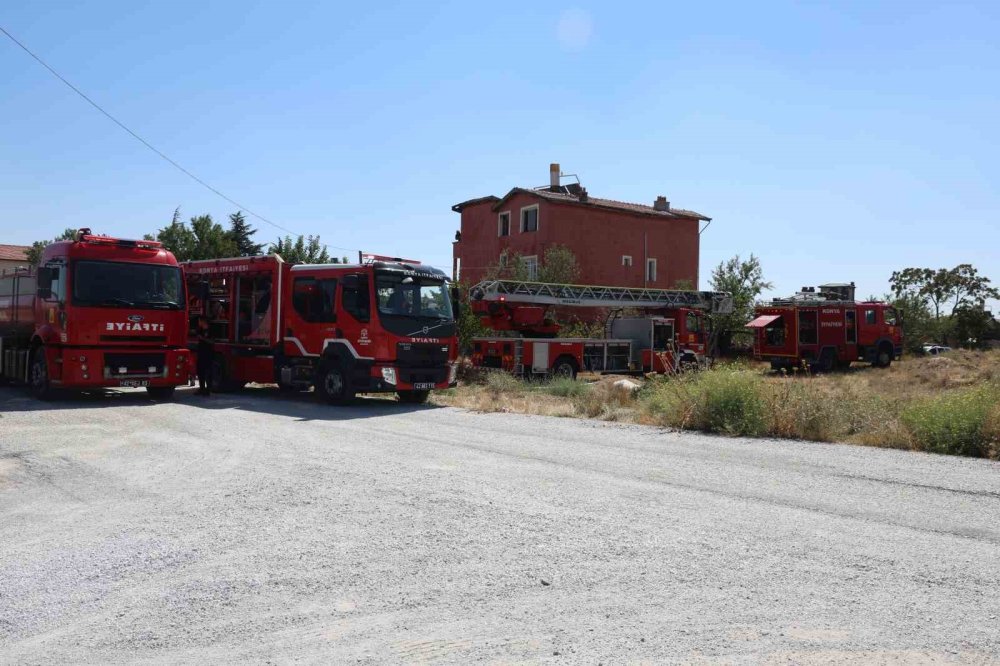 Konya’da üç katlı binanın çatı katında yangın