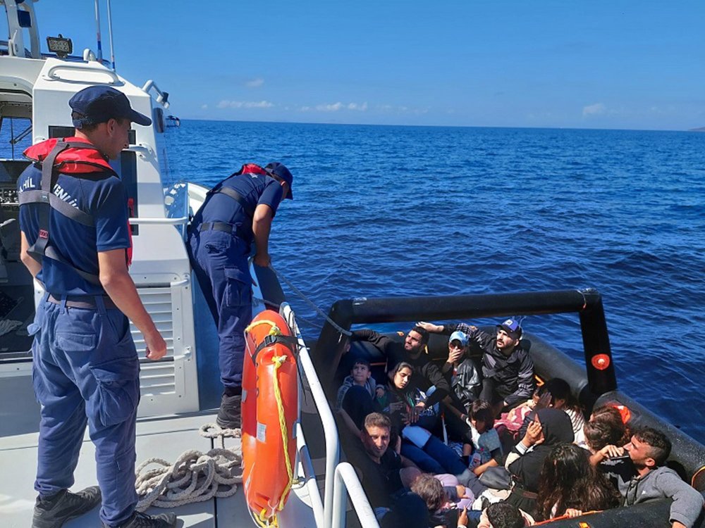 Türk kara sularına geri itilen 76 kaçak göçmen yakalandı, 38'i kurtarıldı