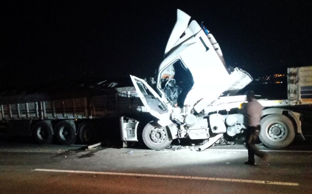 Önündeki TIR’a çarpan TIR’ın sürücü öldü