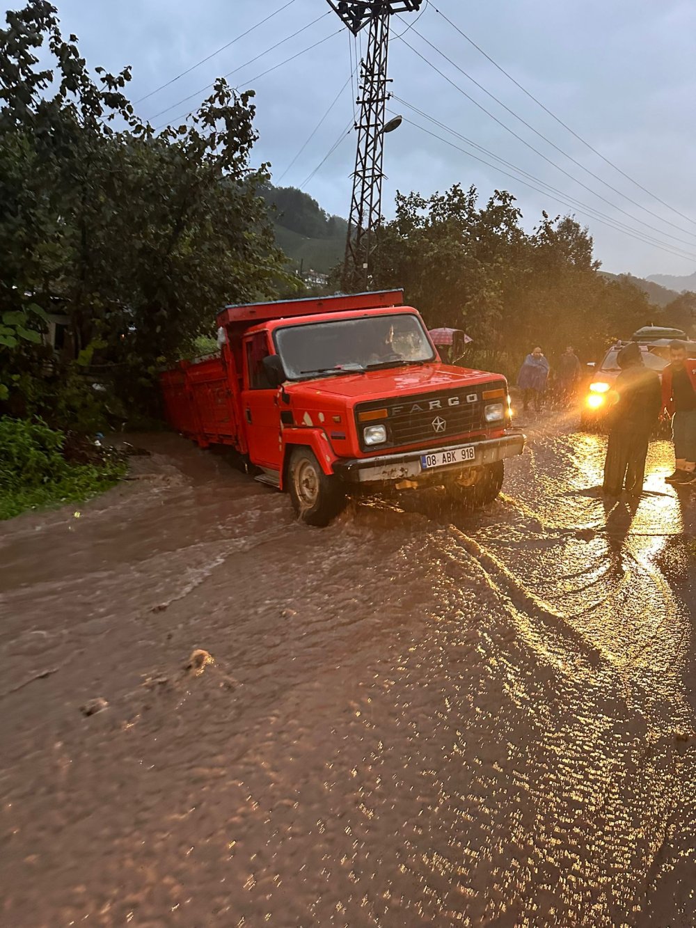 Artvin'de taşkın ve heyelan; 32 köy yolu kapandı