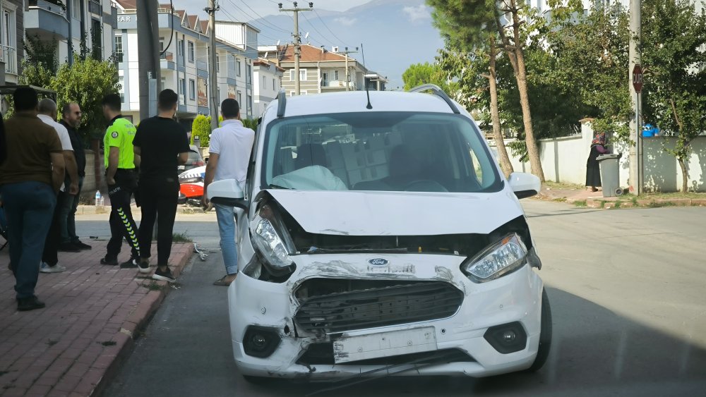 Bursa'da hafif ticari araçla kreş servisi çarpıştı; 8'i çocuk, 11 yaralı