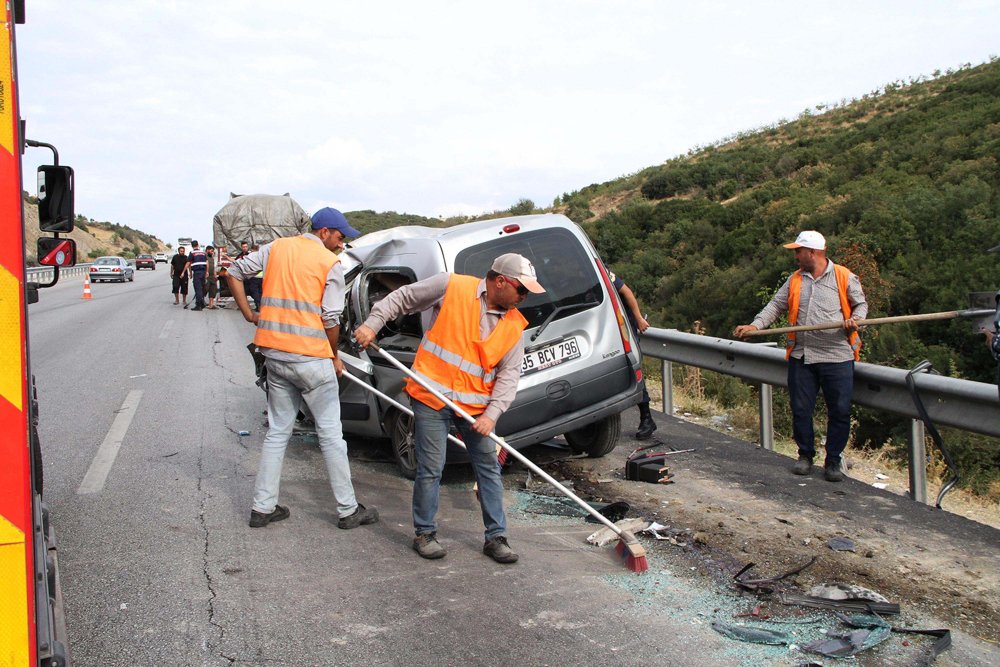 Hafif ticari araç, TIR'a arkadan çarptı: 1 ölü, 1 yaralı