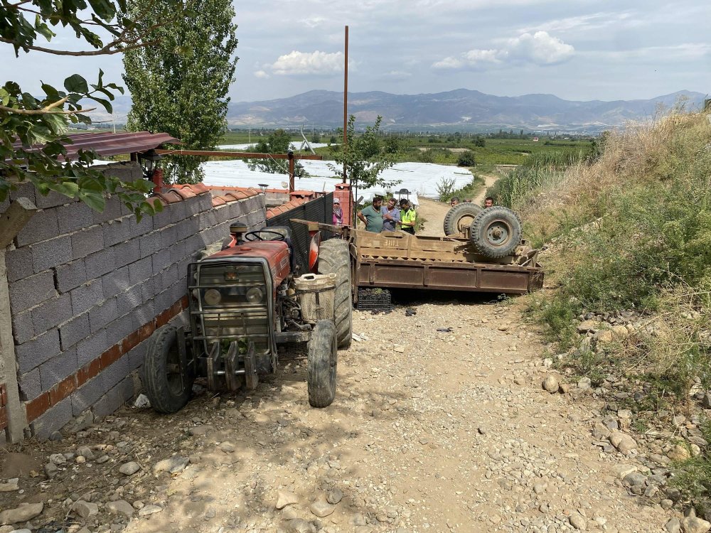 İşçileri taşıyan traktör devrildi; 11 yaralı