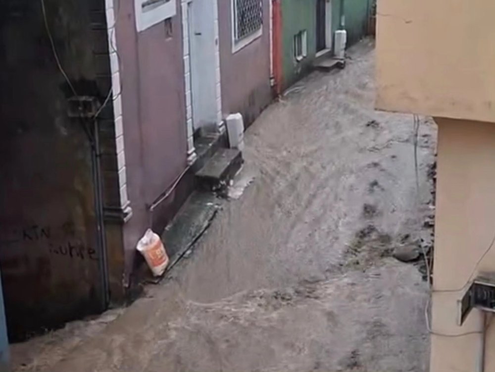 Giresun'da sağanak; cadde ve sokaklar suyla doldu