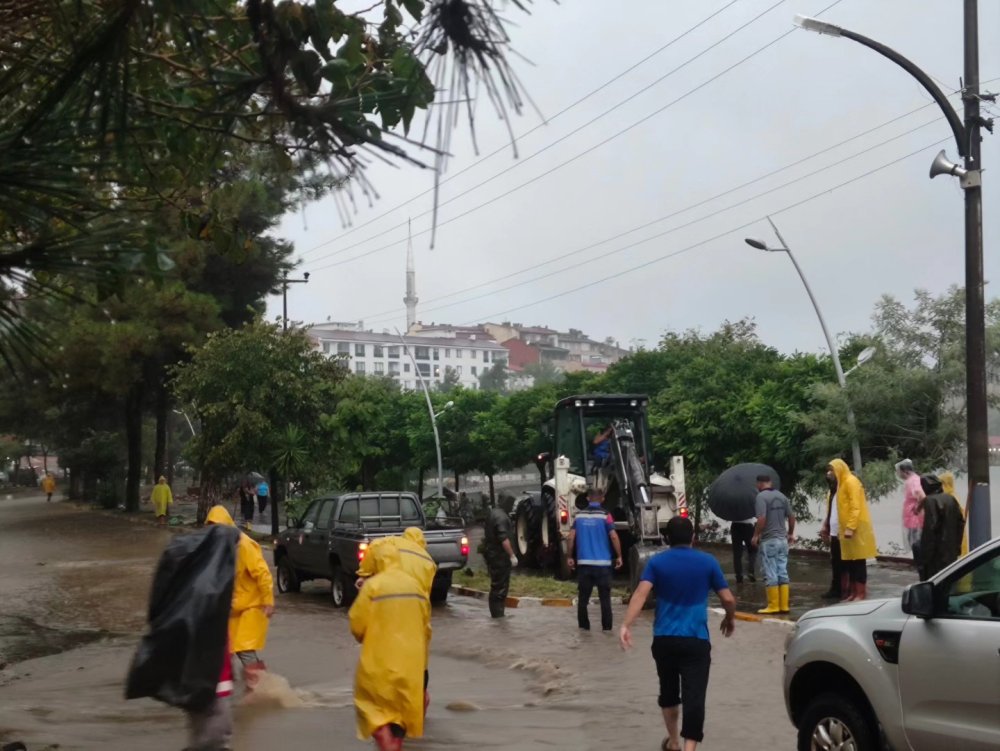 Giresun'da sağanak; cadde ve sokaklar suyla doldu