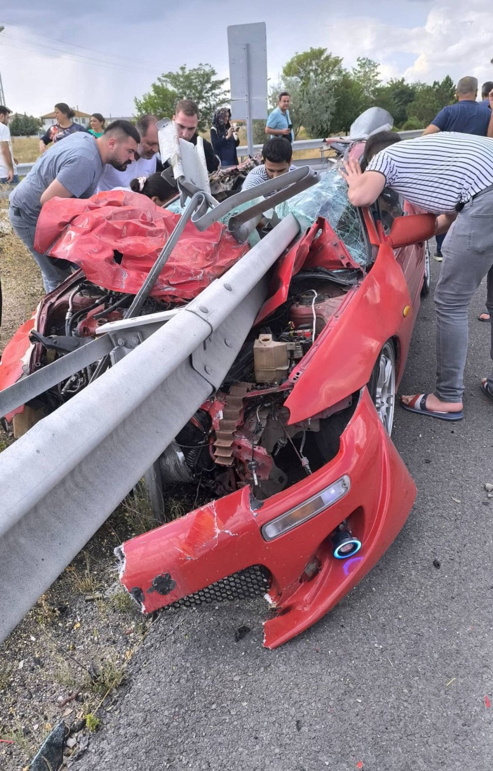 Konya yolunda bariyere çarpan otomobil ikiye bölündü; 1 ölü, 1 yaralı