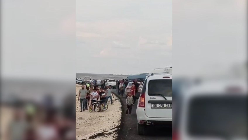 Yolcu minibüsü ile hafif ticari araç çarpıştı: 1 ölü, 8 yaralı