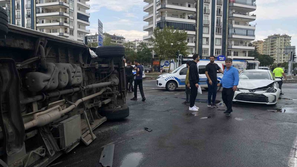 Diyarbakır’da otomobil ile şehir içi minibüs çarpıştı: 1’i bebek 9 yaralı