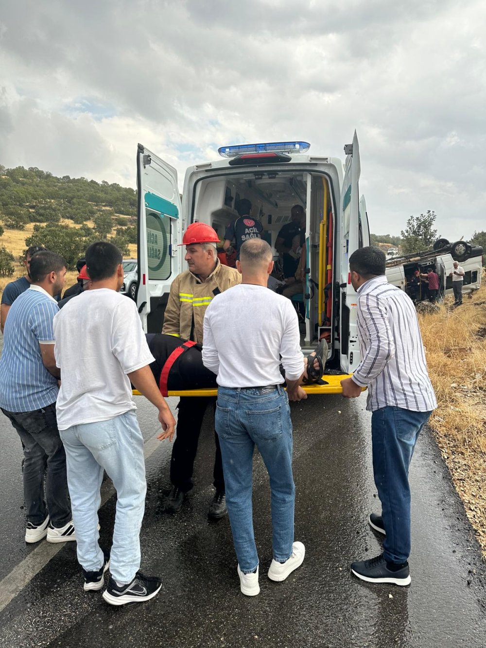 Mardin'de turistlerin taşındığı minibüs şarampole yuvarlandı: 7 yaralı