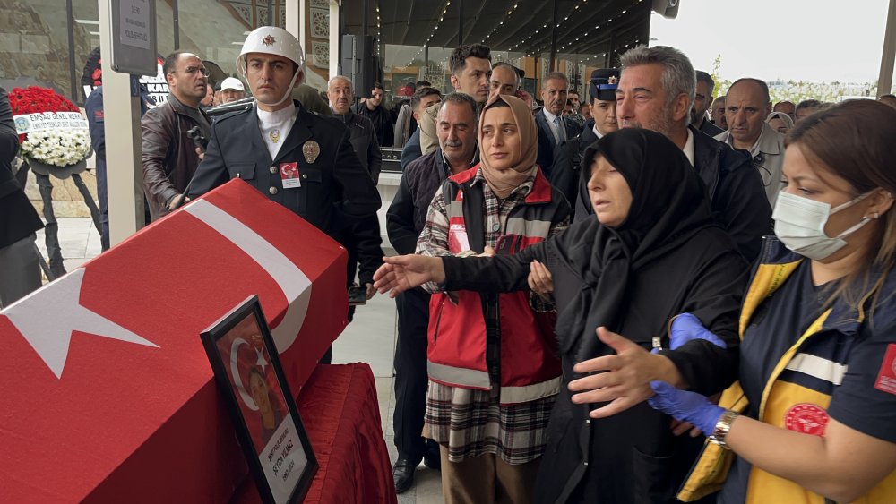 Şehit polis memuru Şeyda’yı, eşi tabutunu öperek son yolculuğuna uğurladı