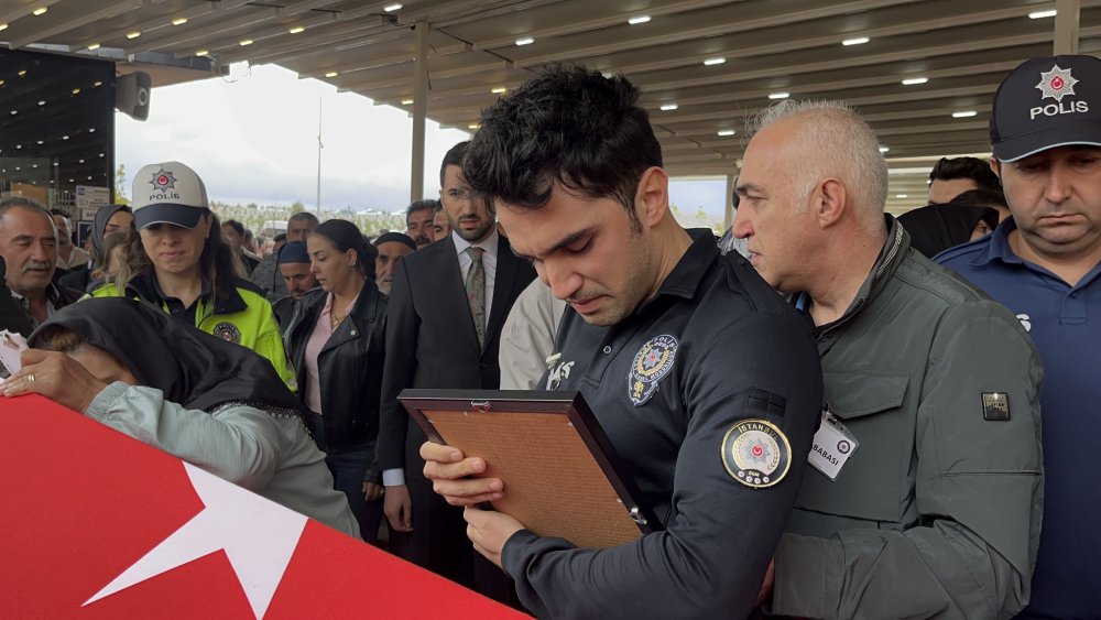 Şehit polis memuru Şeyda’yı, eşi tabutunu öperek son yolculuğuna uğurladı