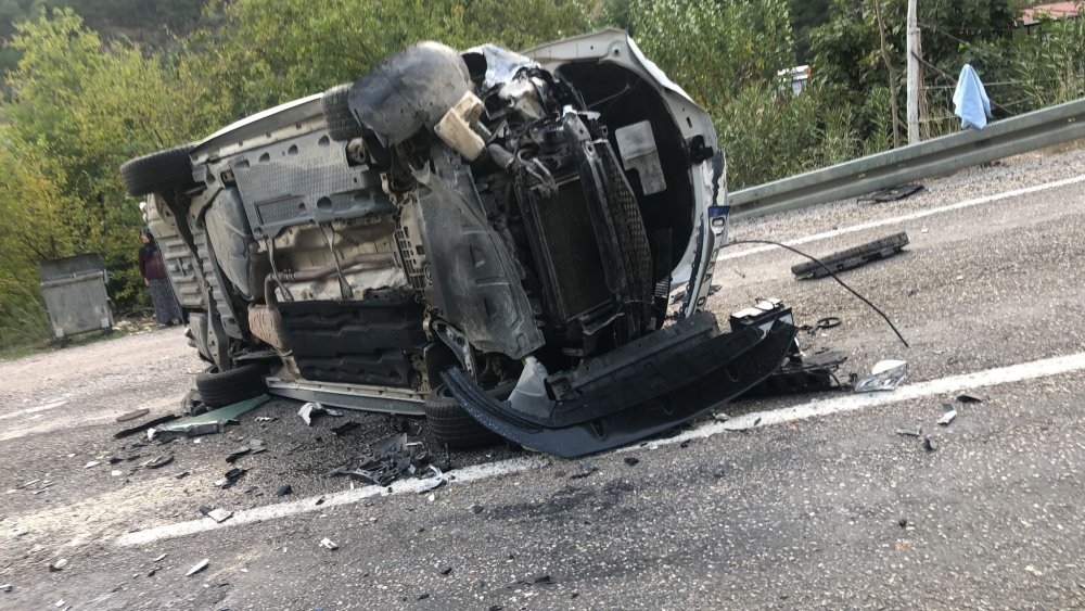 Adana'da iki otomobil çarpıştı: 1'i bebek 4 yaralı