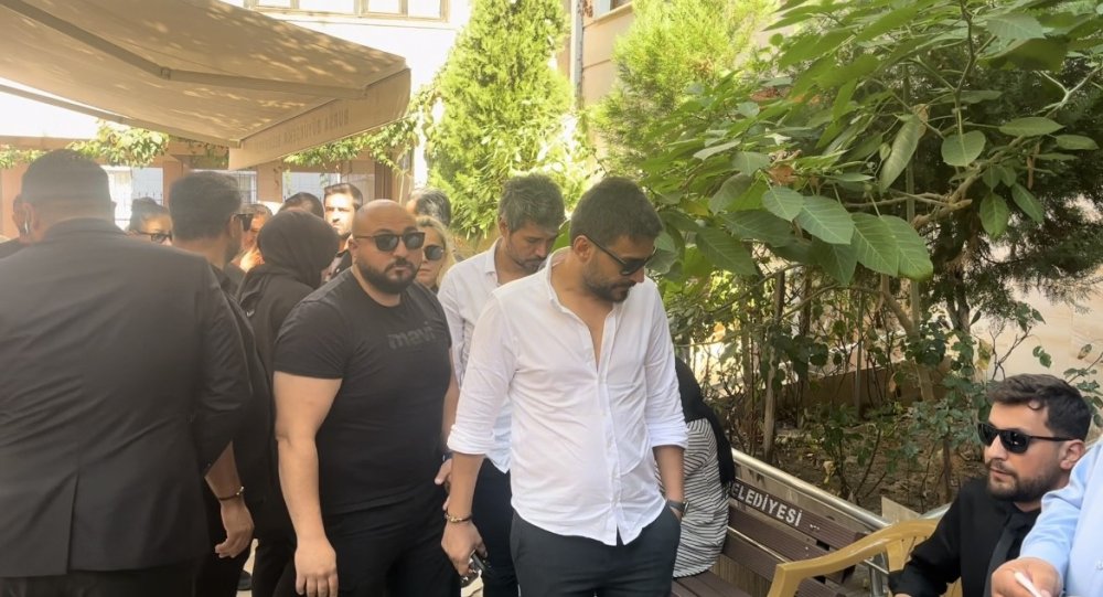 Dilan ve Engin Polat çifti fenomen Kübra Aykut’u son yolculuğuna uğurladı