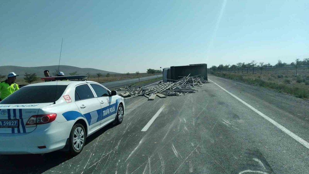 Konya’da lastiği patlayan kamyonet devrildi: 2 yaralı