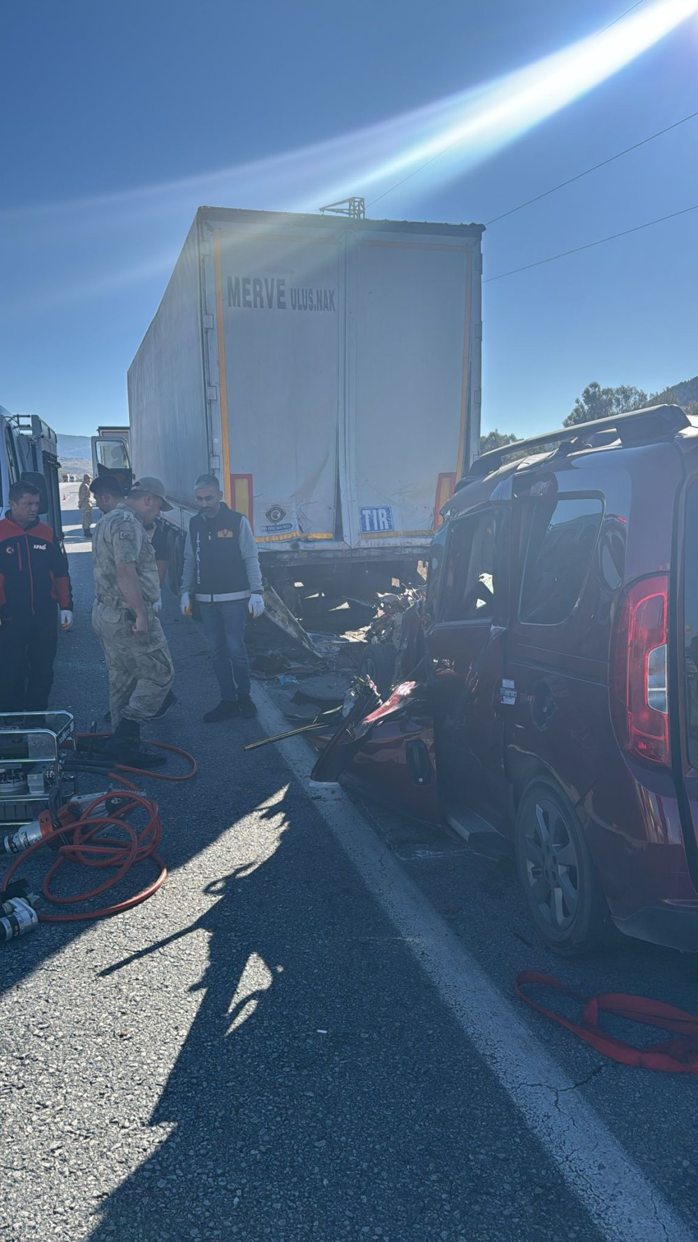 Hafif ticari araç, park halindeki TIR'a çarptı: 3 ölü, 2 yaralı