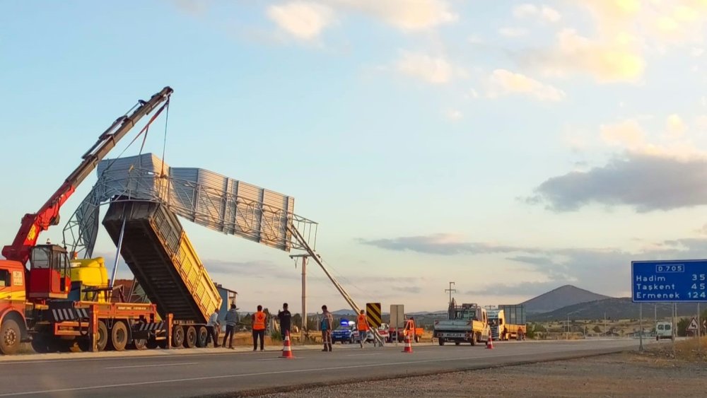 Konya'da damperi açık kalan tır trafik levhasına çarptı