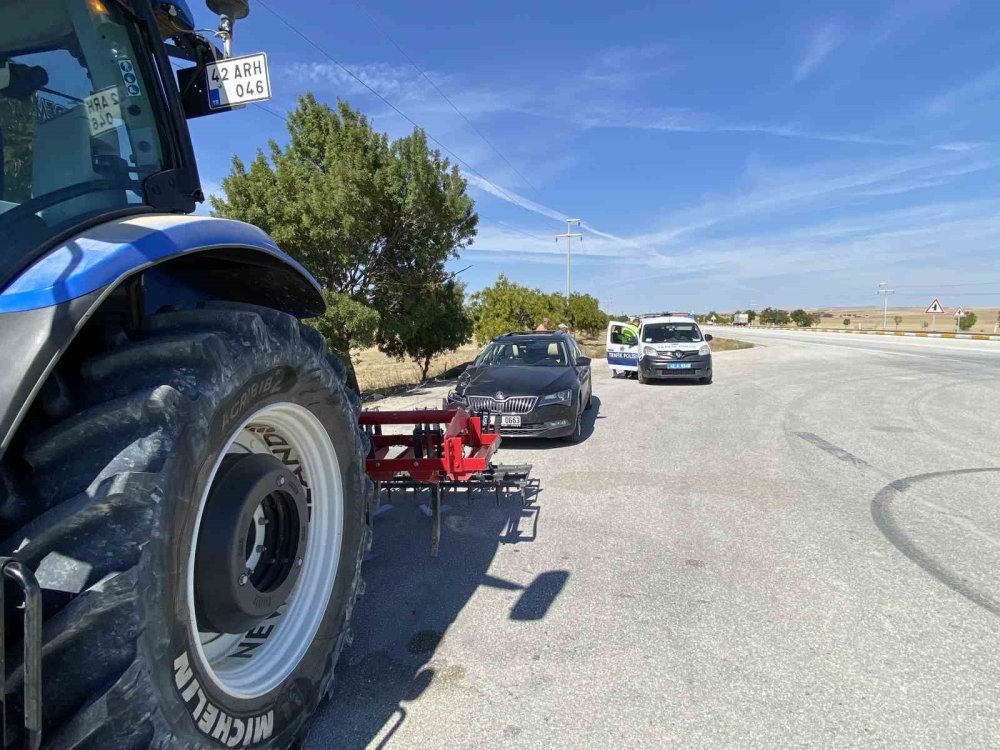 Konya'da otomobil, traktöre bağlı tarım aletine çarptı