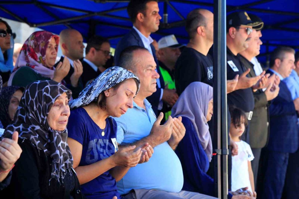 Gözyaşlarına hakim olamadılar... Polis memuruna son veda