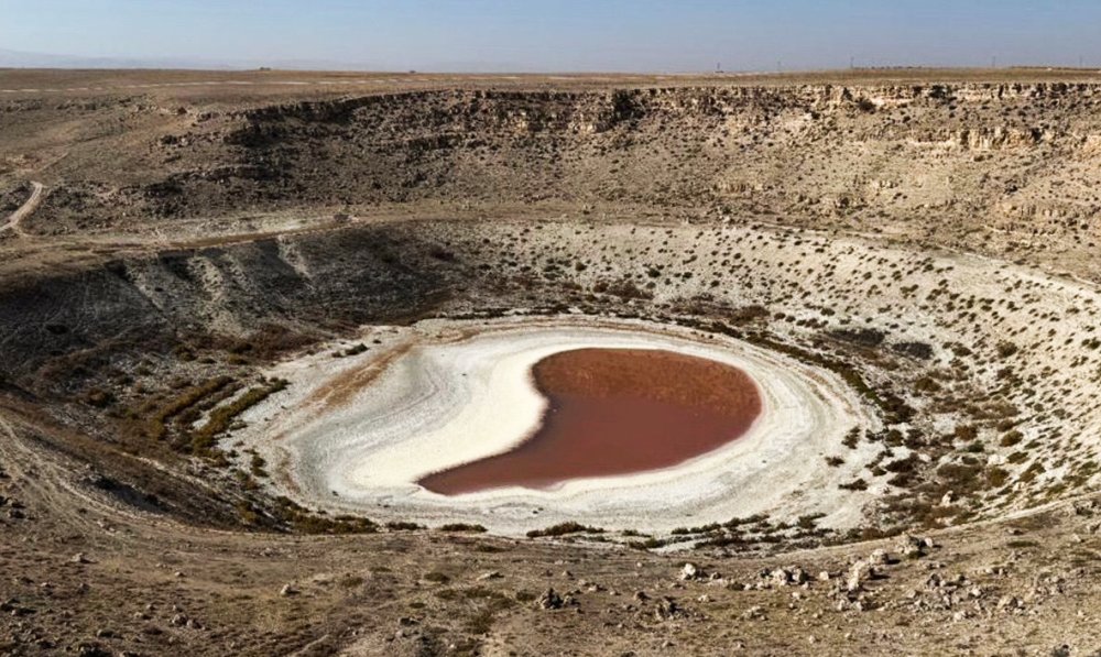 Konya'nın pembe rengi ile ünlü gölü tamamen kurudu